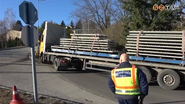 Elakadt egy kamion a Kilátó utcában Elakadt egy kamion a Kilátó utcában