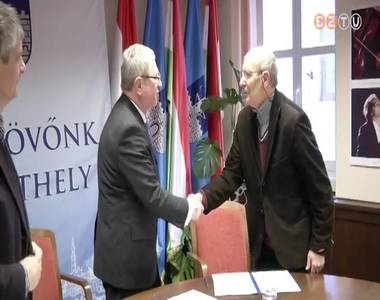 Szombathelynek aj�nd�kozta �letm�v�nek jelent�s r�sz�t Schrammel Imre