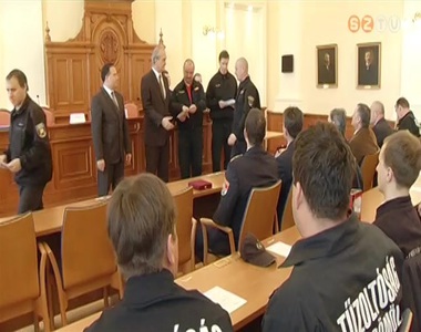 32 �nk�ntes t�zolt� tett sikeres �nk�ntes �s l�tes�tm�nyi t�zolt� parancsnoki vizsg�t