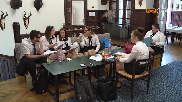 Elkezdődtek a középszintű szóbeli érettségi vizsgák a középiskolákban Elkezdődtek a középszintű szóbeli érettségi vizsgák a középiskolákban