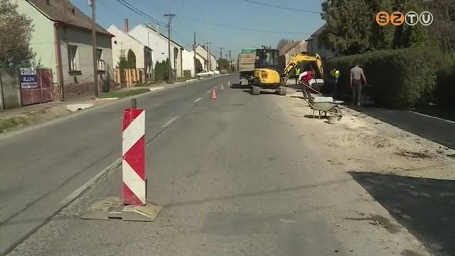 Megkezdődtek a járdaaszfaltozási munkák a Rumi úton Megkezdődtek a járdaaszfaltozási munkák a Rumi úton