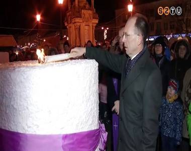 Adventi gyertyagy�jt�s a F� t�ren
