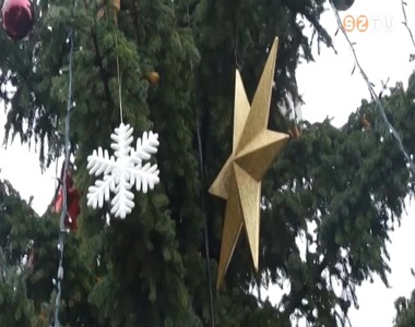 Feld�sz�tett�k a v�ros kar�csonyf�j�t