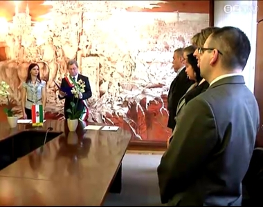 Hatan tettek ma �llampolg�rs�gi esk�t a v�rosh�z�n