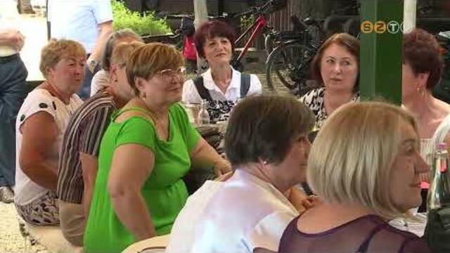 50 &eacute;v ut&aacute;n is &ouml;sszetart&oacute; k&ouml;z&ouml;ss&eacute;get alkot az egykori Entzbruder Dezs&odblac; Gimn&aacute;zium els&odblac; &oacute;v&oacute;n&odblac;i oszt&aacute;lya