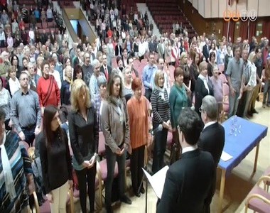 Esk�t tettek szavazatsz�ml�l� bizotts�gok tagjai