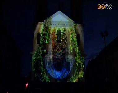 Nagy sikere van a Székesegyház homlokzatára vetített jubileumi fényfestésnek Nagy sikere van a Székesegyház homlokzatára vetített jubileumi fényfestésnek