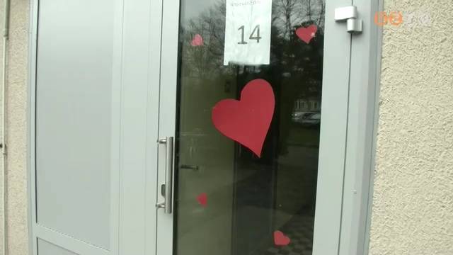 Piros sz�vek az ablakokon