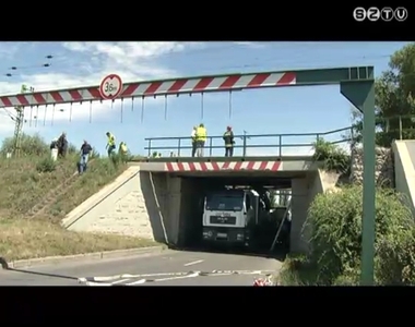 Vasúti felüljáró alá szorult egy darus kocsi Celldömölkön Vasúti felüljáró alá szorult egy darus kocsi Celldömölkön