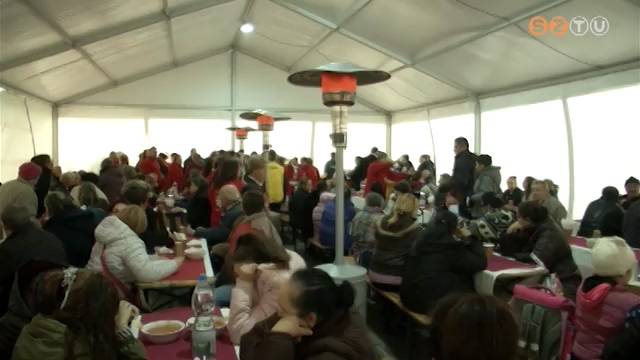 T�bb mint 800 r�szorul�t vend�gelt meg seg�t� partnereivel k�z�sen a karit�sz