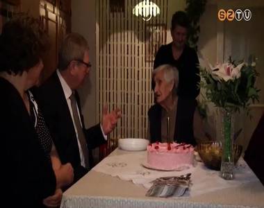 95 �ves h�lgyet k�sz�nt�tt a polg�rmester
