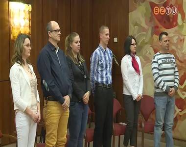 Hatan tettek �llampolg�rs�gi esk�t a v�rosh�z�n