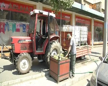 Locsol�aut�val j�rj�k a v�ros utc�it a SzomPark munkat�rsai