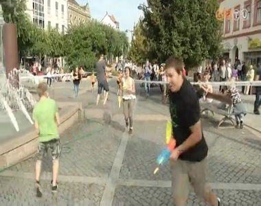 Nyárbúcsúztató vizipisztoly csata volt a Fő téren Nyárbúcsúztató vizipisztoly csata volt a Fő téren