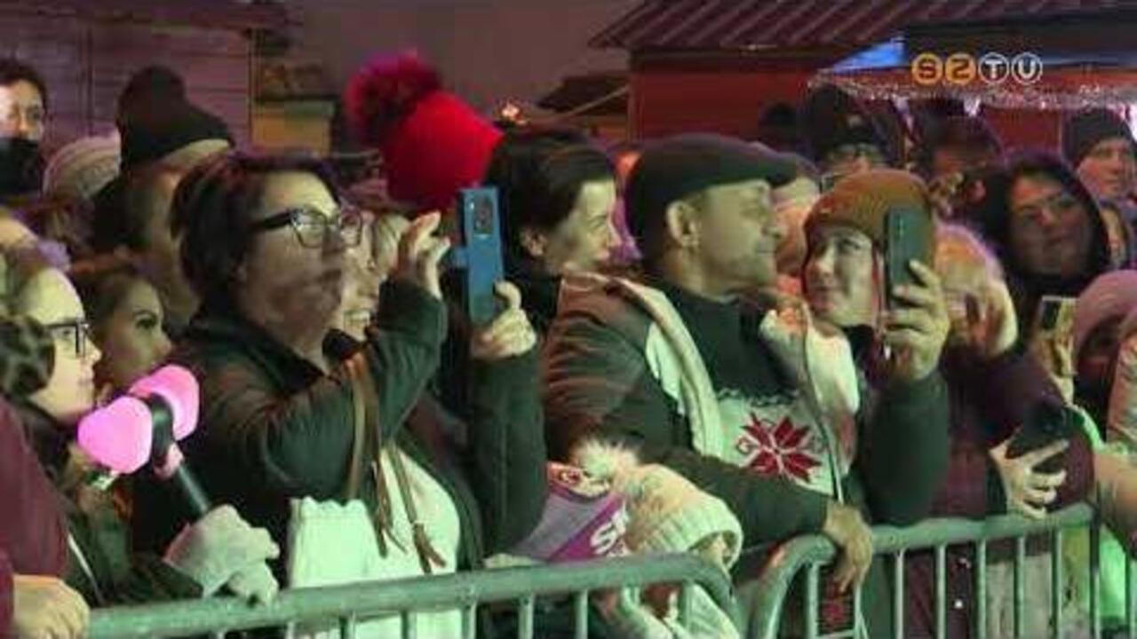 Kar�csonyi dallamok �s meghitt pillanatok v�rt�k az �rdekl�d�ket a F� t�ren