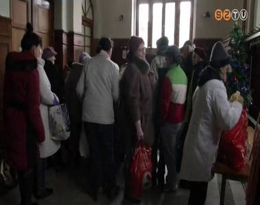 Kar�csonyi csomagokat osztott r�szorul�knak a m�ltai szeretetszolg�lat