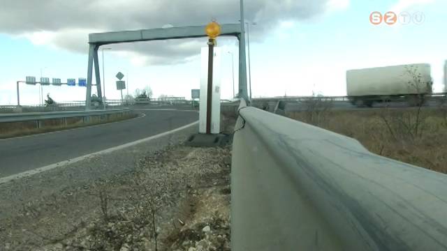 Szalagkorlát javítás a 87-es főút és az M86-os autóút csomópontjában Szalagkorlát javítás a 87-es főút és az M86-os autóút csomópontjában