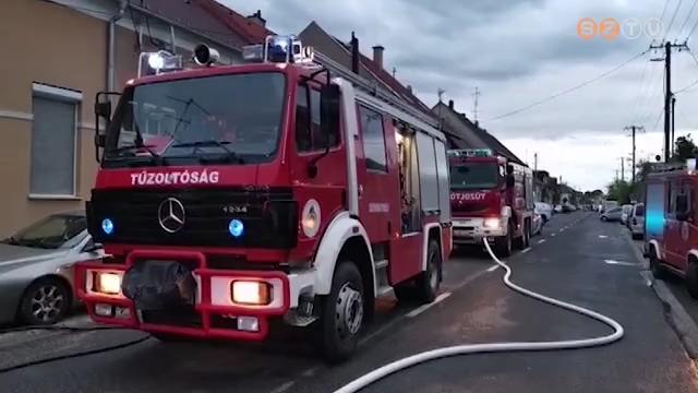 Égő házból mentettek ki egy asszonyt a tűzoltók Égő házból mentettek ki egy asszonyt a tűzoltók