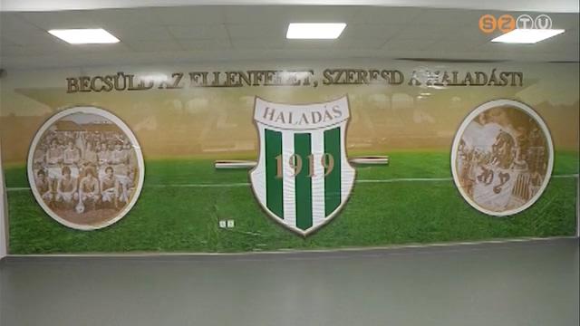 Hangulatfokoz risplaktokat helyeztek a Halads-stadion jtkoskijrjba