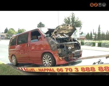 Kigyulladt egy kisbusz d�lut�n a Rohonci �ton