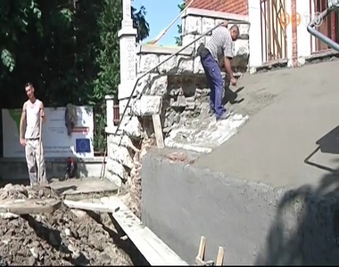 A homlokzata ut�n a reform�tus templom l�pcs�je is meg�jul