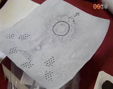 H�veji csipketer�t� ker�l a Szent M�rton-olt�rra