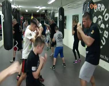 Remek hangulatban edzenek a Skorpi� BC amat�r, valamint profi �k�lv�v�i