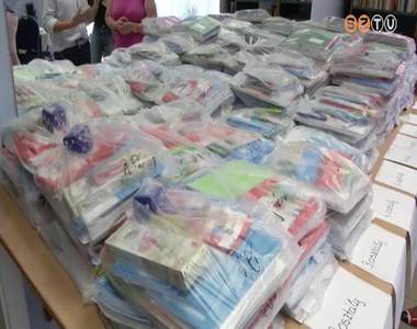 Roma gyerekeknek osztottak tanszercsomagot Roma gyerekeknek osztottak tanszercsomagot