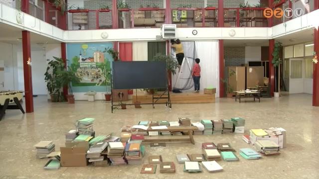 A tankönyvcsomagokat is szigorú biztonság mellett kapták meg a diákok A tankönyvcsomagokat is szigorú biztonság mellett kapták meg a diákok