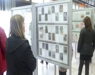 H�bor�s k�pes- �s levelez�lapokb�l ny�lt ki�ll�t�s az MMIK f�ldszinti aul�j�ban