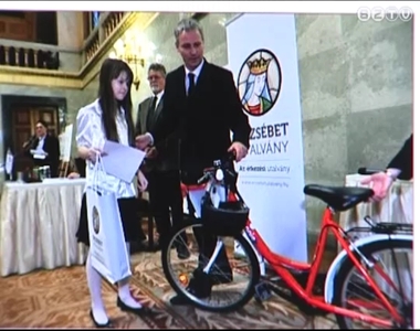 A szombathelyi N�meth Dorina rajza d�sz�ti majd az Erzs�bet-utalv�nyok bor�t�kjait