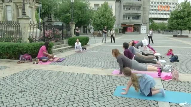 Napüdvözlő jógaóra a Fő téren Napüdvözlő jógaóra a Fő téren