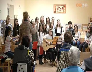 A lak�ssz�vetkezet is aj�ndozott