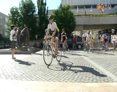 Nyeregbe pattantak a Szent M�rton ker�kp�rt�ra kerekesei