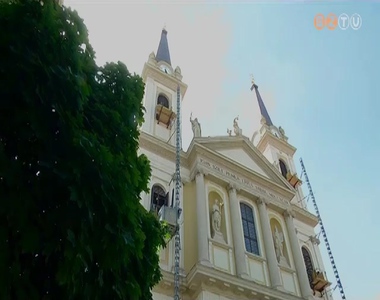 A Sz�kesegyh�z tornyainak bels� fel�j�t�sa