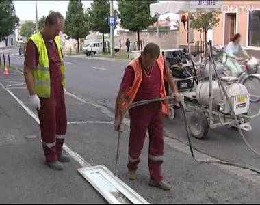 A fizetős parkolóhelyek útburkolati jelzéseit festik át a SZOVA munkatársai A fizetős parkolóhelyek útburkolati jelzéseit festik át a SZOVA munkatársai
