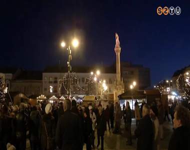 Fellobant a m�sodik gyertya l�ngja a F� t�ri adventi koszor�n