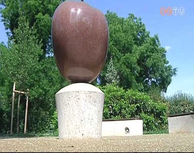 Megsz�p�lt a K�rolyi G�sp�r t�ren l�v� Alma Mater szobor