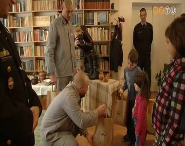 Rabok aj�nd�kozt�k meg a gyermekotthon lak�it
