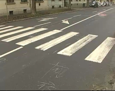 Gyalogost g�zolt a busz a zebr�n