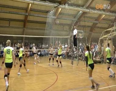 Nagy k�zdelemben a Halad�s VSE-Sportiskola nyerte a v�rosi n�i r�plabda rangad�t