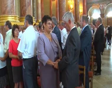 Kerek h�zass�gi �vfordul�t �nnepl� p�rok tal�lkoztak a Sz�kesegyh�zban
