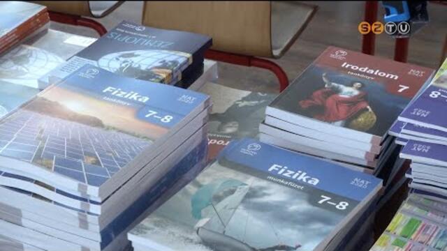 Ezekben a napokban rkeznek meg az iskolkba a tanknyvek