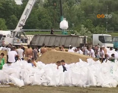 Tov�bb s�lyosbodik a dunai �rv�zhelyzet