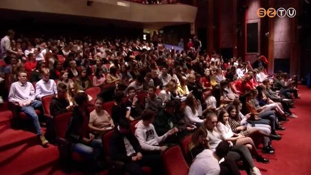 A Liliomfit n�zt�k meg a sz�nh�zban a premontreis di�kok