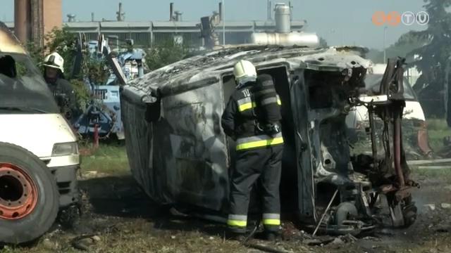 Autóbontás közben tűz ütött ki a Vízöntő utcai telephelyen Autóbontás közben tűz ütött ki a Vízöntő utcai telephelyen