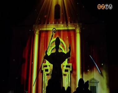 Fényfestés a Szent Márton-templom homlokzatán Fényfestés a Szent Márton-templom homlokzatán