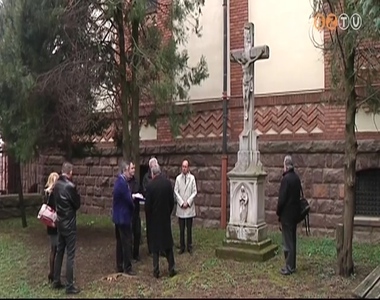 Visszaker�lhet az �perint utcai k�rforgalomba az egykor ott �llt k�kereszt