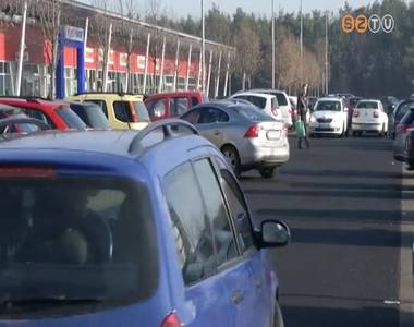 Hossz� kocsisorok, megtelt parkol�k, t�relmetlen aut�sok