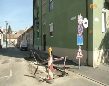 Gázcsöveket cserélnek a Deák Ferenc utcáról nyíló Báthory István utcában Gázcsöveket cserélnek a Deák Ferenc utcáról nyíló Báthory István utcában